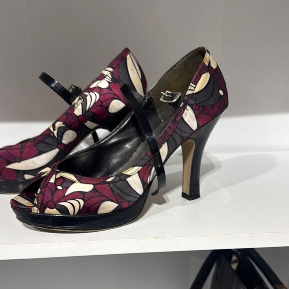 Elegant Black and Burgundy Heels - Picture 1 of 2